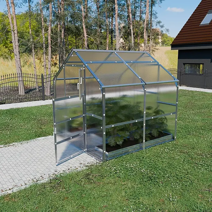 Klasika Greenhouses Gewächshaus Bernard Klasika - Außenmaß inkl. Dachüberstand (B x T): 235 x 200 cm, Material Seitenwand: Kunststoff, 4 mm, Silbergrau - Ein kleines metallgraues Gewächshaus mit transparenten Wellplatten, offener Tür, in einem Garten mit Pflanzen neben einem gepflasterten Weg.