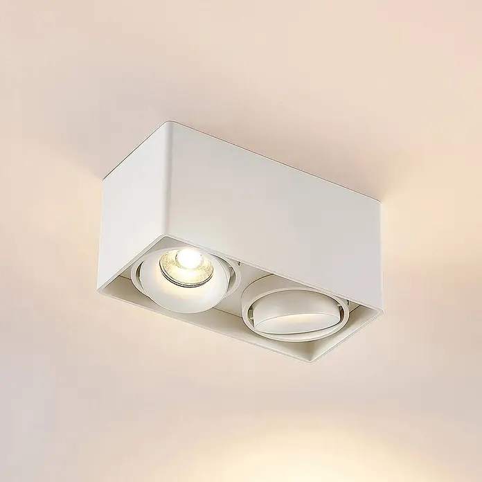 Arcchio Deckenleuchte Kubika - weiß / opal, GU10 - Weißes, rechteckiges Deckenlicht mit zwei verstellbaren Strahlern; einer ist an und beleuchtet die Decke.