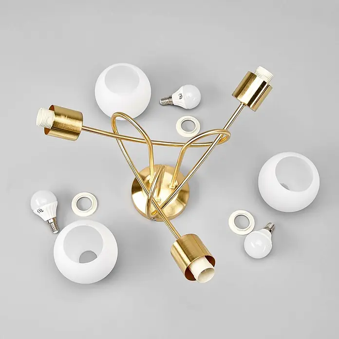 Lindby Deckenleuchte Elaina - messing / gold, E14 - Goldfarbene dreiflammige Deckenleuchte zerlegt, zeigt Metallgestell, drei weiße Glaskugelschirme und Glühbirnen.