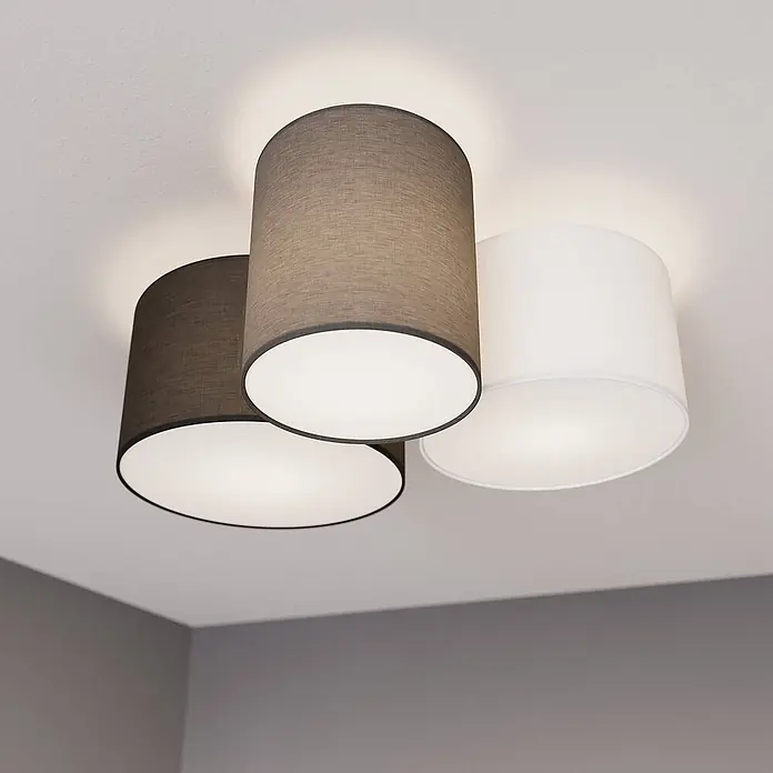 Lindby Deckenleuchte Laurenz - L x B x H: 58 x 54 x 25,5 cm, alu / grau / zink, E27 - Drei Deckenleuchtenschirme aus Stoff, zwei dunkelgrau und einer weiß, die eine weiße Decke beleuchten.