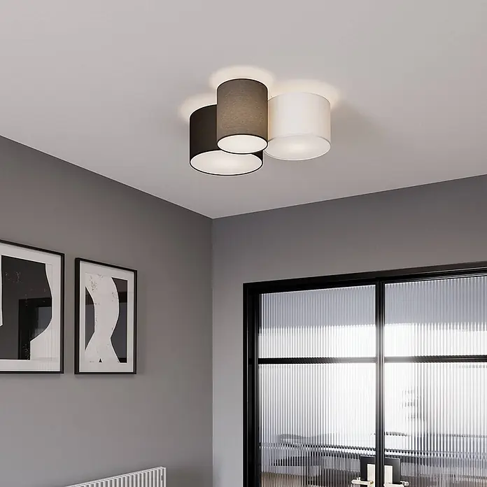 Lindby Deckenleuchte Laurenz - L x B x H: 58 x 54 x 25,5 cm, alu / grau / zink, E27 - Deckenleuchte mit drei Stoffschirmen (schwarz, dunkelgrau, weiß) an der Decke eines modernen Raumes.