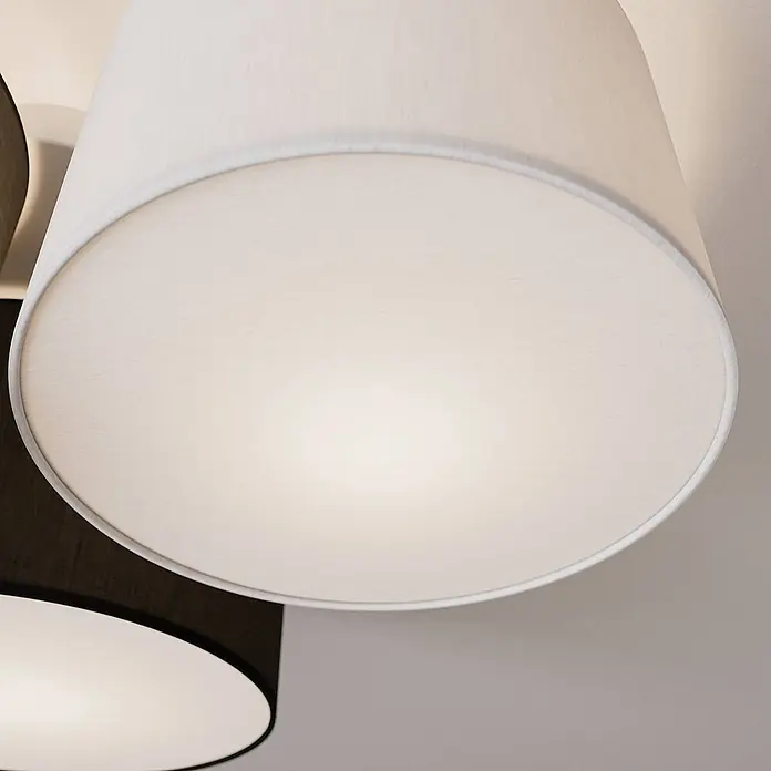 Lindby Deckenleuchte Laurenz - L x B x H: 58 x 54 x 25,5 cm, alu / grau / zink, E27 - Weißer Stofflampenschirm mit diffusem Licht von unten, teilweise ein dunkler Lampenschirm sichtbar.
