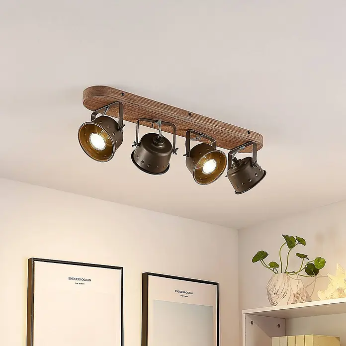 Lindby Deckenstrahler Rubinjo - L x B x H: 62 x 16 x 19,5 cm, schwarz, GU10 - Deckenleuchte aus Holz mit vier antikbraunen Metallspots, zwei leuchten mit goldenen Innenseiten.