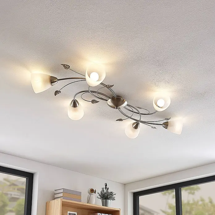 Lindby Deckenleuchte Yannie - alu / grau / zink, E14 - Moderne Deckenleuchte aus gebürstetem Nickel mit 7 Opalglasschirmen und dekorativen Blättern.