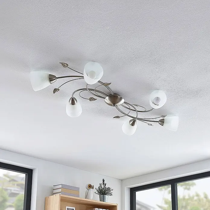 Lindby Deckenleuchte Yannie - alu / grau / zink, E14 - Deckenleuchte aus satiniertem Nickel mit mehreren mattweißen Glasschirmen und dekorativen Blattakzenten, an der Decke montiert.