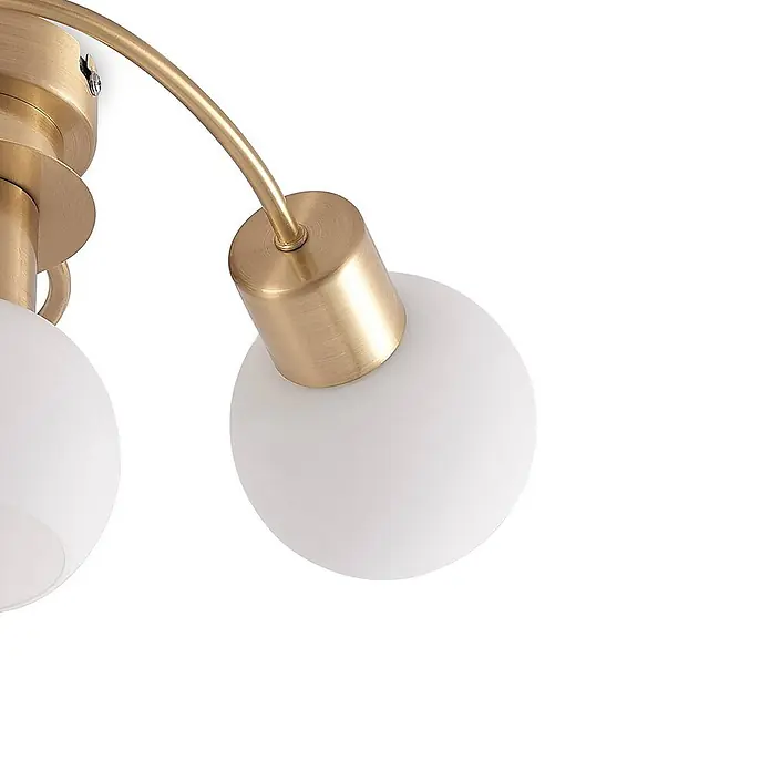Lindby Deckenleuchte Ciala - messing / gold, E14 - Eine messingfarbene Leuchte mit zwei mattweißen kugelförmigen Glasschirmen.