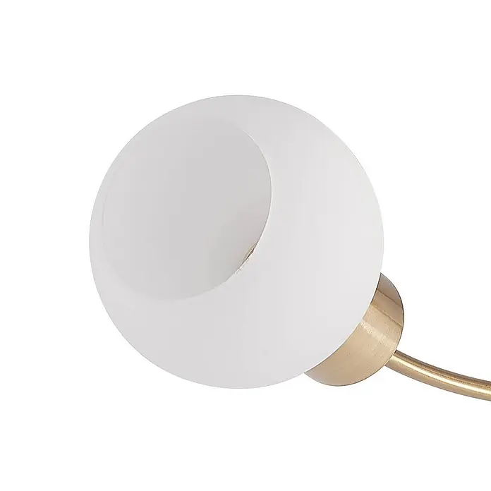 Lindby Deckenleuchte Ciala - messing / gold, E14 - Weißer, mattierter, kugelförmiger Lampenschirm aus Glas mit Öffnung, verbunden mit einem gebürsteten messingfarbenen Beschlag und Arm.