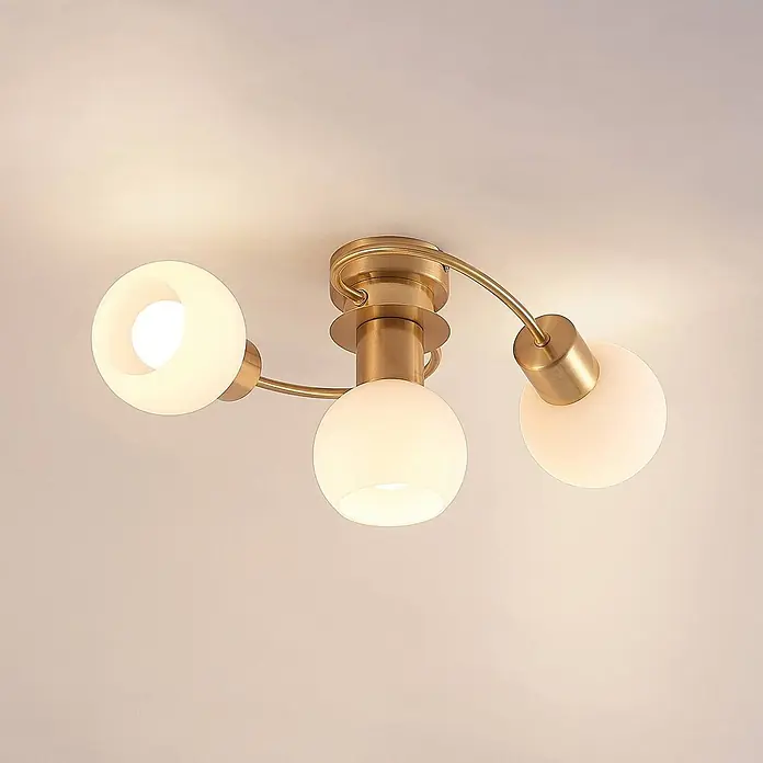 Lindby Deckenleuchte Ciala - messing / gold, E14 - Messingfarbene Deckenleuchte mit drei verstellbaren kugelförmigen weißen Glasschirmen, die warmes Licht werfen.