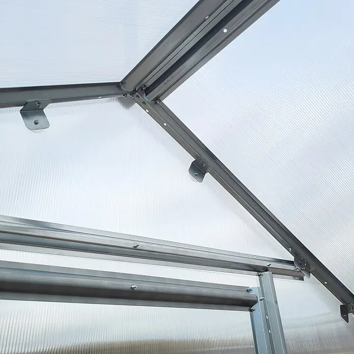 Klasika Greenhouses Gewächshaus Drop Klasika - Außenmaß inkl. Dachüberstand (B x T): 250 x 200 cm, Material Seitenwand: Kunststoff, 4 mm, Silbergrau - Innenstruktur eines Gewächshauses mit silbernem Metallrahmen und durchscheinenden gerippten Platten.