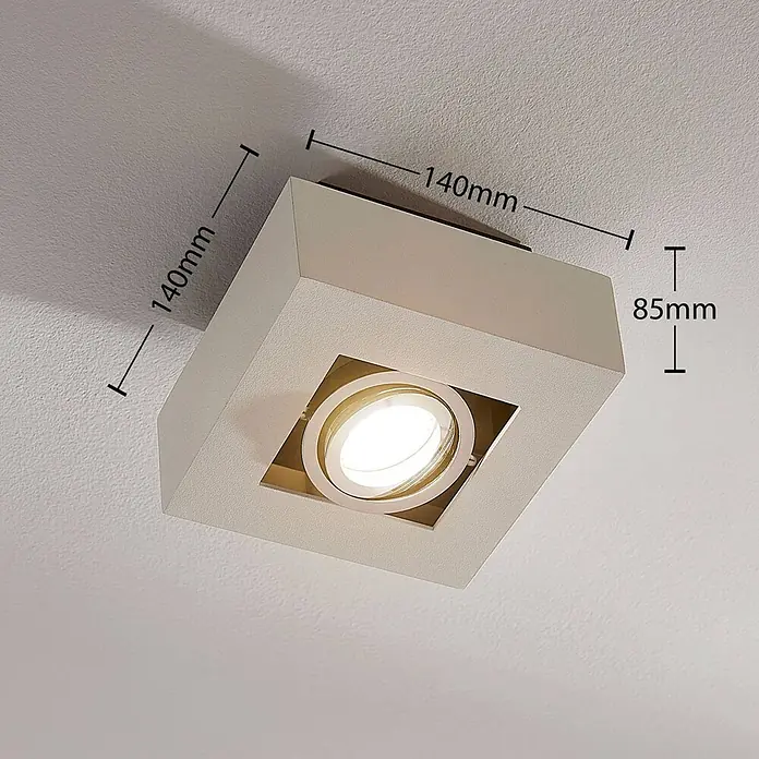 Arcchio Deckenstrahler Vince - weiß / opal, weiß / opal, GU10 - Quadratischer, beiger Deckenaufbaustrahler mit verstellbarer runder Lichtquelle, 140x140x85mm, an strukturierter Decke montiert.