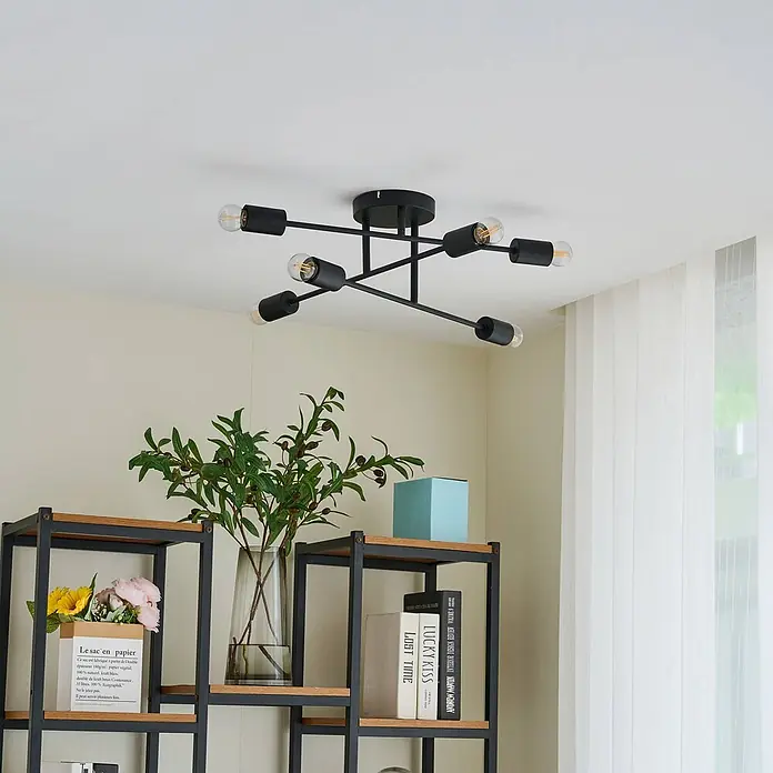 Lindby Deckenleuchte Estar - schwarz, E27 - Eine schwarze Metall-Deckenleuchte im Semi-Flush-Mount-Stil mit sechs unverkleideten Glühbirnen.