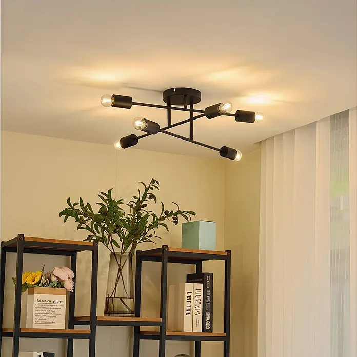 Lindby Deckenleuchte Estar - schwarz, E27 - Schwarze Deckenleuchte mit 6 Leuchten, moderne Spinne-Design, beleuchtet einen Raum.