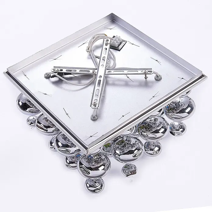 Lindby Deckenleuchte Esfera - L x B x H: 35 x 35 x 42 cm, chrom / silber, klar / transparent, G9 - Quadratische Deckenleuchte mit silbernem Metallsockel und mehreren reflektierenden, chromähnlichen Glaskugeln, Befestigungsteile sichtbar.