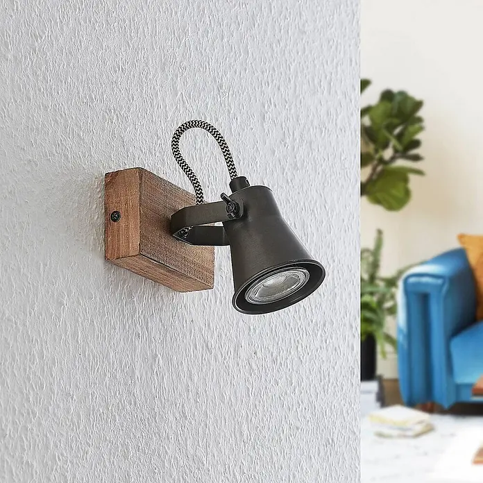 Lindby Deckenstrahler Grandesa - Holz dunkel, schwarz, GU10 - Verstellbare Wandleuchte mit rustikaler Holzbasis und dunklem Metall-Spotlight, geflochtenem Kabel.