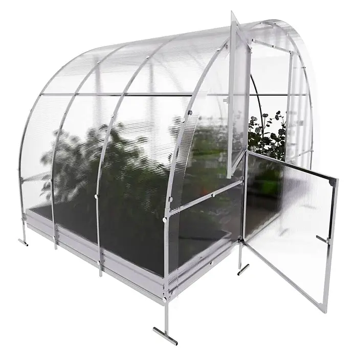 Klasika Greenhouses Gewächshaus Easy Klasika - Außenmaß inkl. Dachüberstand (B x T): 300 x 200 cm, Material Seitenwand: Kunststoff, 4 mm, Silbergrau - Gewölbtes Polycarbonat-Gewächshaus mit silbernem Metallrahmen und geöffneter Tür, Pflanzen sichtbar.