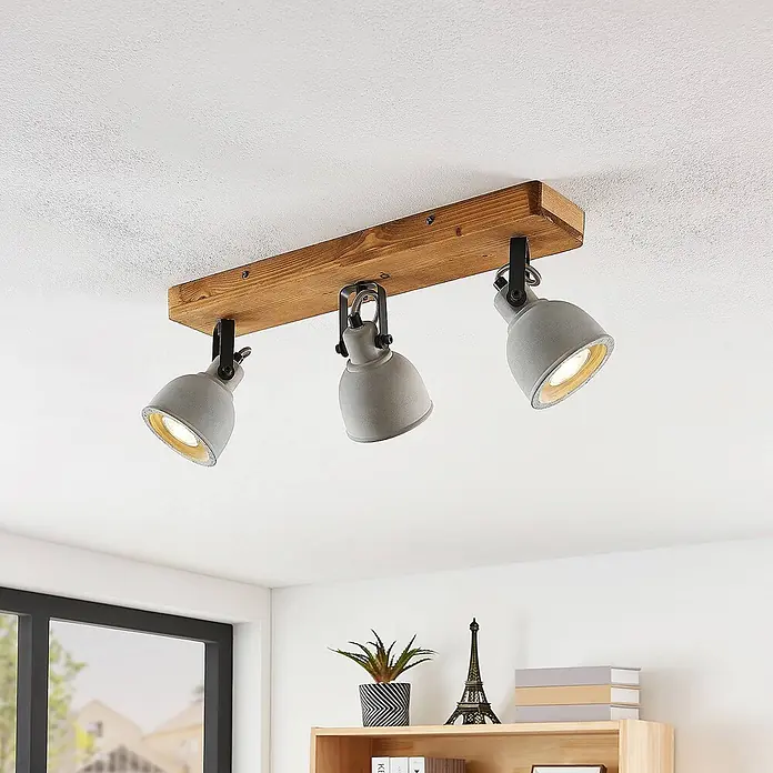 Lindby Deckenstrahler Mitis - Holz hell, alu / grau / zink, GU10 - Rustikale Deckenstrahlerleiste mit drei grauen Industrielampen auf einem Naturholzbalken.