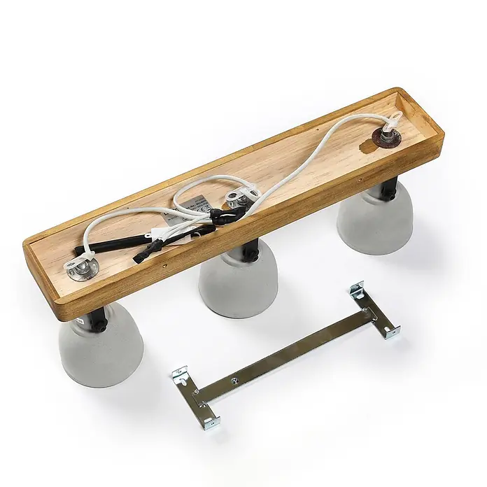 Lindby Deckenstrahler Mitis - Holz hell, alu / grau / zink, GU10 - Rückansicht einer 3-flammigen Leuchtenleiste mit Holzsockel, grauen Beton-Spots, Verkabelung & Metallhalterung.