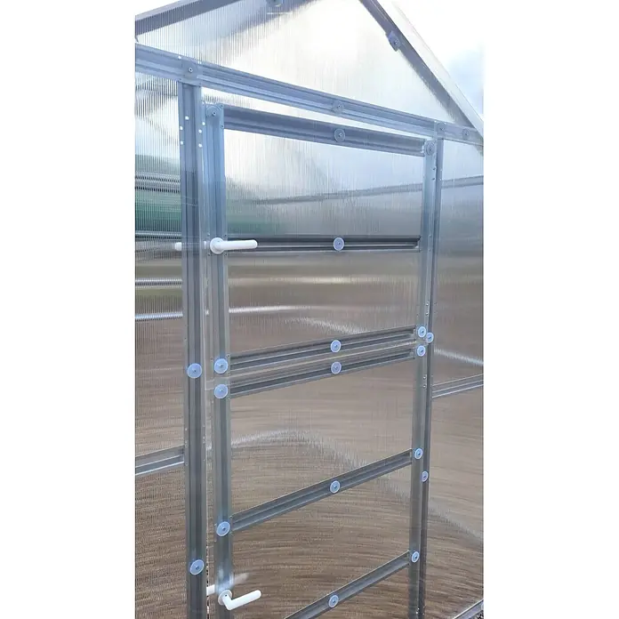 Klasika Greenhouses Gewächshaus Drop Klasika - Außenmaß inkl. Dachüberstand (B x T): 250 x 200 cm, Material Seitenwand: Kunststoff, 4 mm, Silbergrau - Nahaufnahme einer Gewächshaustür und -wand aus transparenten Polycarbonatplatten mit silbernem Metallrahmen und weißem Griff.