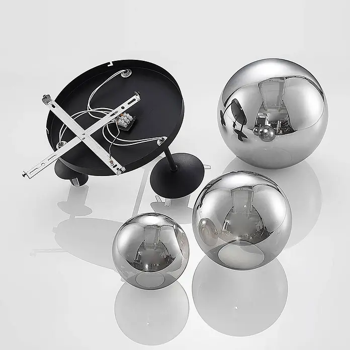 Lindby Deckenleuchte Teeja - schwarz, alu / grau / zink, E27 - Zerlegte Deckenlampe mit schwarzer Deckenhalterung und drei reflektierenden, rauchchromfarbenen Kugelschirmen in verschiedenen Größen.