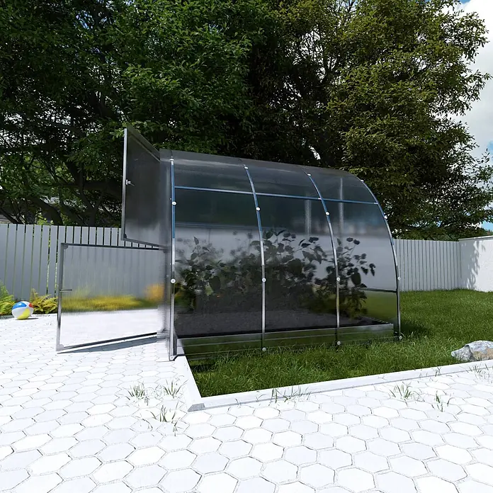 Klasika Greenhouses Gewächshaus Easy Klasika - Außenmaß inkl. Dachüberstand (B x T): 300 x 200 cm, Material Seitenwand: Kunststoff, 4 mm, Silbergrau - Kleines, gewölbtes Gewächshaus mit transparenten Paneelen und Metallrahmen, das Pflanzen in einer Gartenumgebung mit offener Tür beherbergt.