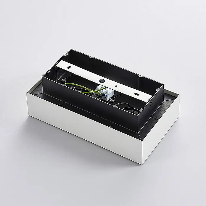Arcchio Deckenstrahler Vince - weiß / opal, weiß / opal, GU10 - Weiße rechteckige Deckenleuchte, Innenansicht mit schwarzem Gehäuse, Metallhalterung und elektrischer Verkabelung.