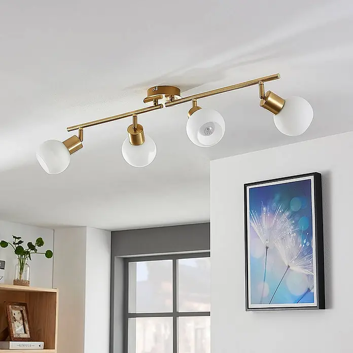 Lindby Deckenleuchte Elaina - messing / gold, E14 - Moderne goldene Deckenleuchte mit vier verstellbaren weißen Kugelleuchten an einer Schiene.