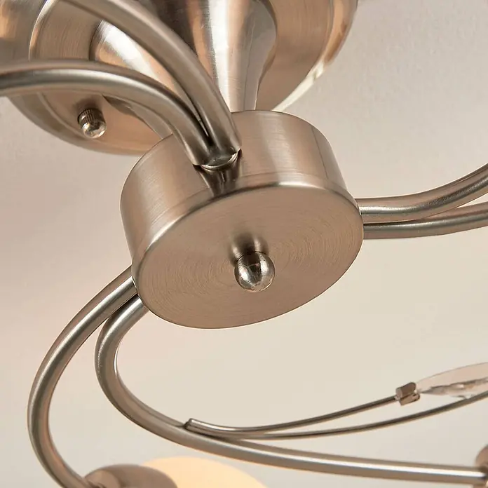 Lindby Deckenleuchte Tatas - weiß / opal, E14 - Nahaufnahme einer modernen Deckenleuchte aus gebürstetem Satinnickel mit elegant geschwungenen Armen.