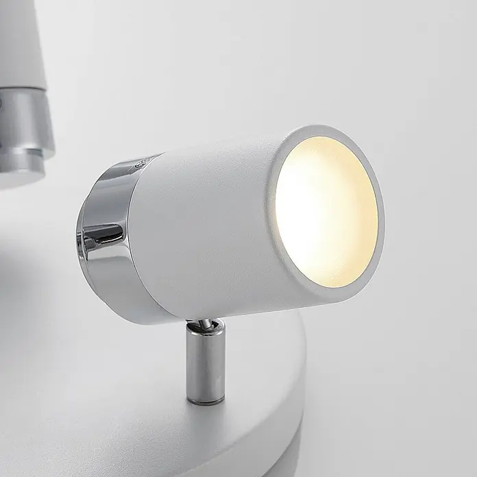 Lindby Deckenstrahler Kardo - L x B x H: 25 x 25 x 10,5 cm, weiß / opal, weiß / opal, GU10 - Weiße, matte zylindrische Spotlampe mit Chromakzenten auf silbernem Stand, strahlt warmes Licht aus.