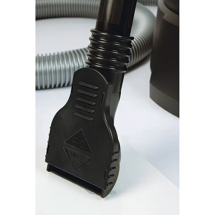 Pontec Teichschlammsauger Pondomatic - 1.400 W, 30 l - Dunkelgraue Kunststoff-Fugendüse mit 2mm und 10mm Anzeigen, an einem Wellschlauch befestigt.