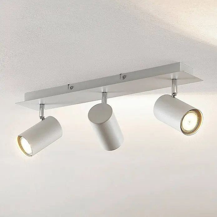 Lindby Deckenstrahler Joffrey - L x B x H: 49 x 9,5 x 16,5 cm, weiß / opal, weiß / opal, GU10 - Dreiflammige, weiße zylindrische LED-Deckenstrahler auf silberner Rechteckleiste, leuchten nach unten.