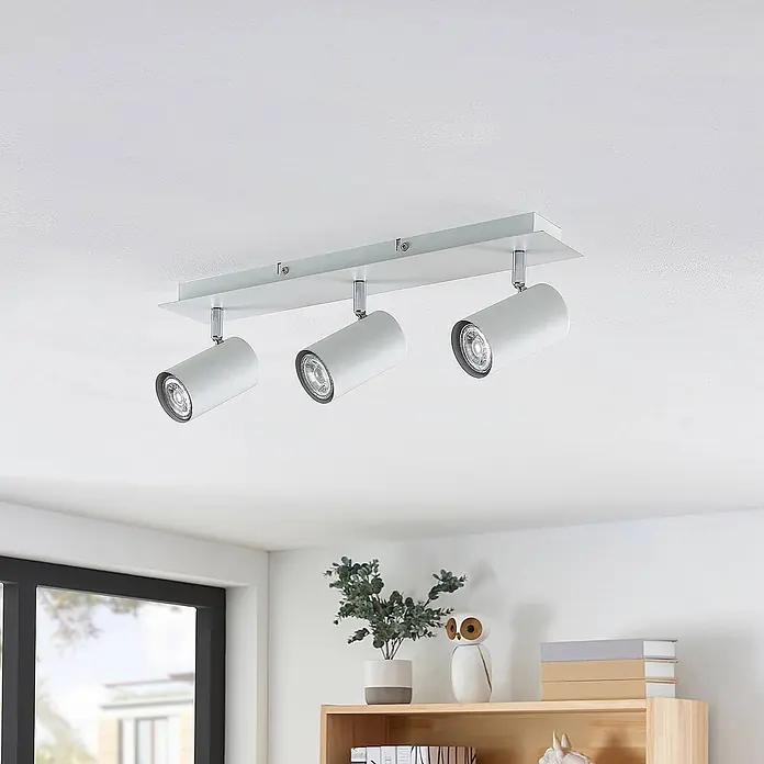 Lindby Deckenstrahler Joffrey - L x B x H: 49 x 9,5 x 16,5 cm, weiß / opal, weiß / opal, GU10 - Weiße Deckenleuchte mit drei verstellbaren Strahlern an der Decke, die einen modernen Raum beleuchten.