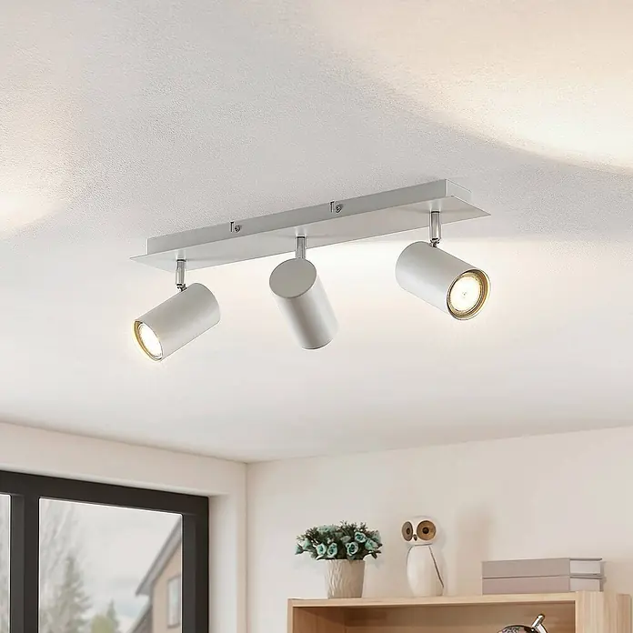 Lindby Deckenstrahler Joffrey - L x B x H: 49 x 9,5 x 16,5 cm, weiß / opal, weiß / opal, GU10 - Weiße Deckenleuchte mit drei Strahlern und silberner Leiste.