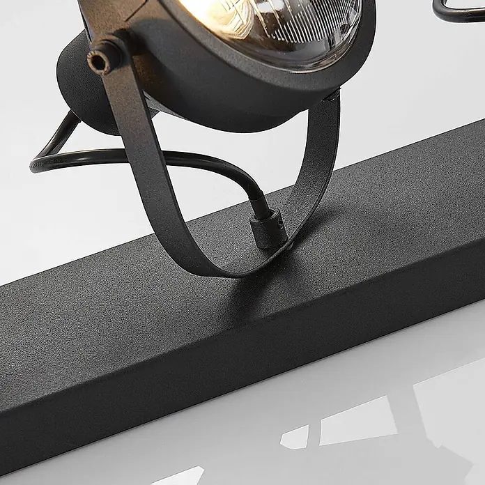 Lindby Deckenstrahler Henega - L x B x H: 52 x 15 x 21,5 cm, schwarz, schwarz, GU10 - Schwarze, texturierte Metall-Spotlight-Armatur mit leuchtender Glühbirne auf passendem Sockel.