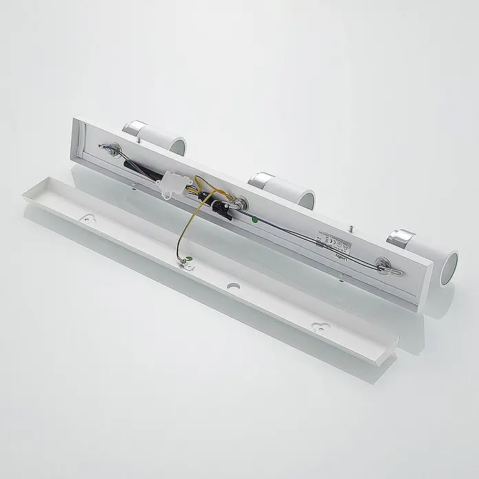 Lindby Deckenstrahler Kardo - L x B x H: 60 x 10 x 10,5 cm, weiß / opal, weiß / opal, GU10 - Weiße Leuchte mit zwei Lampenköpfen, zerlegt, zeigt interne Verkabelung und silberne Akzente.