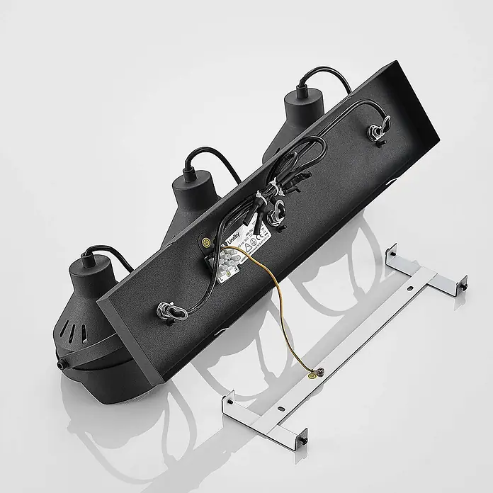 Lindby Deckenstrahler Henega - L x B x H: 52 x 15 x 21,5 cm, schwarz, schwarz, GU10 - Schwarze dreiflammige Strahlerleiste mit sichtbarer Verkabelung und weißer Montagehalterung, Rückansicht bei der Installation.
