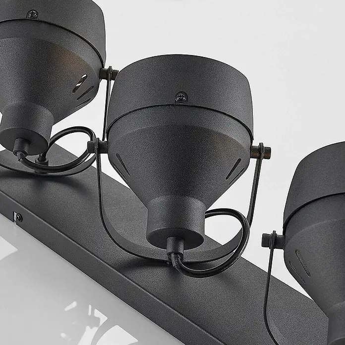 Lindby Deckenstrahler Henega - L x B x H: 52 x 15 x 21,5 cm, schwarz, schwarz, GU10 - Nahaufnahme einer matten dunkelgrauen Mehrfach-Spotlight-Leuchte mit verstellbaren konischen Köpfen auf einer rechteckigen Basis, die ihre texturierte Metalloberfläche zeigt.