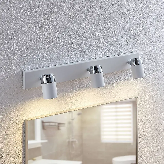 Lindby Deckenstrahler Kardo - L x B x H: 60 x 10 x 10,5 cm, weiß / opal, weiß / opal, GU10 - Weiße Spiegelleuchte mit drei verchromten Spots beleuchtet Spiegel und strukturierte Wand.