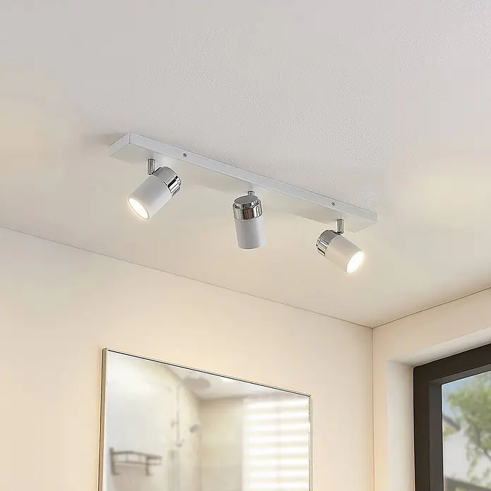 Lindby Deckenstrahler Kardo - L x B x H: 60 x 10 x 10,5 cm, weiß / opal, weiß / opal, GU10 - Weiße Deckenleuchte mit drei verstellbaren Strahlern und Chromdetails, an der Decke montiert.