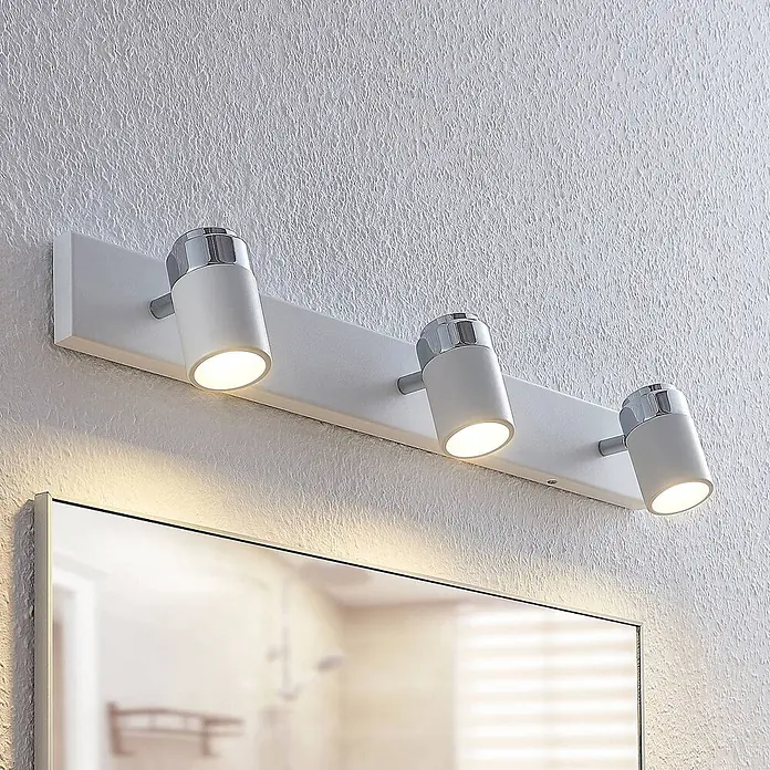 Lindby Deckenstrahler Kardo - L x B x H: 60 x 10 x 10,5 cm, weiß / opal, weiß / opal, GU10 - Weiße Dreifach-Spotleiste mit Chromakzenten, über einem Spiegel montiert.