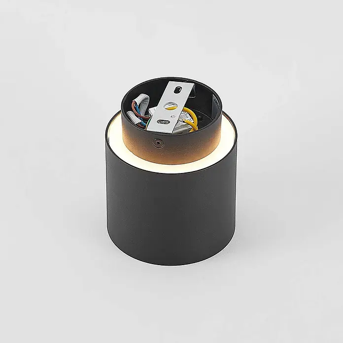 Arcchio Deckenstrahler Walisa - schwarz, schwarz, GU10 - Mattschwarze zylindrische Aufbauleuchte, geöffnet mit sichtbarer Verkabelung und Halterung, warmes LED-Licht.