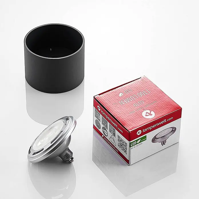 Arcchio Deckenstrahler Mabel - alu / grau / zink, alu / grau / zink, GU10 - Ein schwarzes zylindrisches Strahlergehäuse, eine silberne GU10 LED-Lampe und deren rote Produktverpackung.