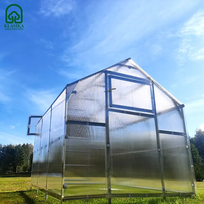 Klasika Greenhouses Gewächshaus Bernard Klasika - Außenmaß inkl. Dachüberstand (B x T): 235 x 200 cm, Material Seitenwand: Kunststoff, 6 mm, Silbergrau - Geräumiges Klasika Gewächshaus aus klaren Polycarbonatplatten mit Metallrahmen, mit Dachlüfter, im Freien aufgestellt.