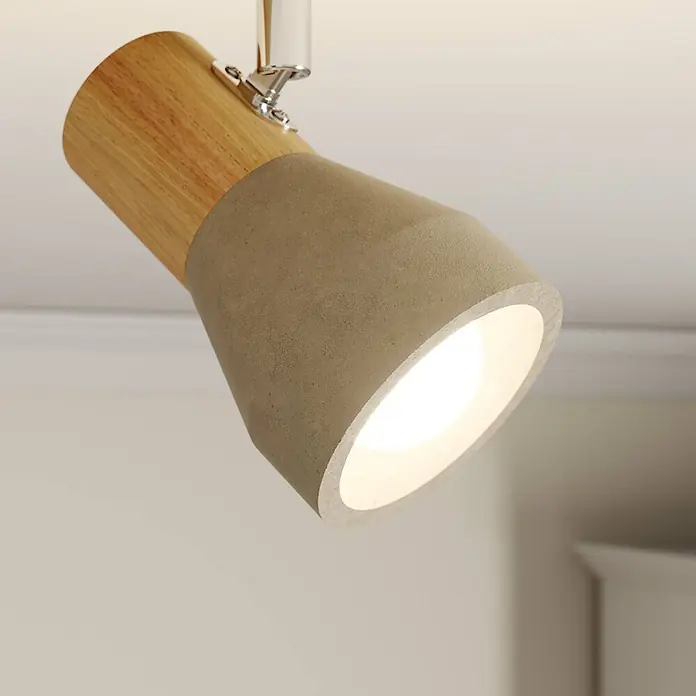 Lindby Deckenstrahler Filiz - Holz hell, E14 - Deckenstrahler mit Holzoberseite und grauem, betonartigem Schirm, leuchtet nach unten.
