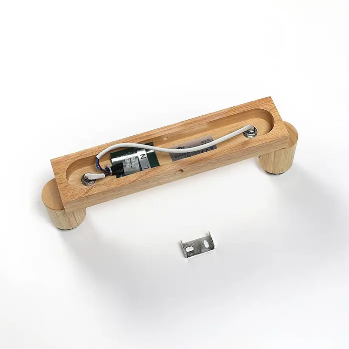 Lindby Deckenstrahler Filiz - Holz hell, E14 - Holz-Leuchtenfuß mit freiliegender Innenverkabelung und separater Metallhalterung.