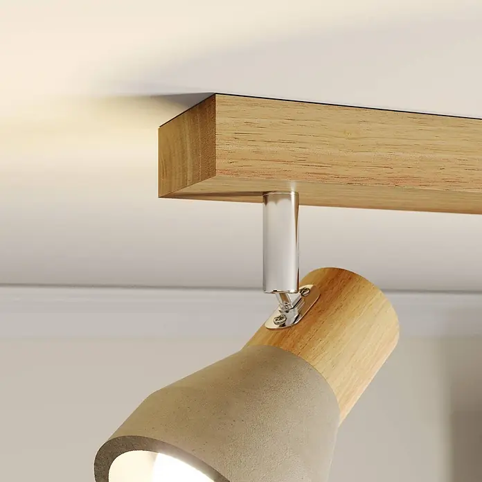 Lindby Deckenstrahler Filiz - Holz hell, E14 - Deckenstrahler aus Holz mit Zement-Effekt-Schirm und Chromdetails, beleuchtet den Raum.