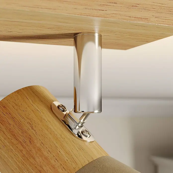 Lindby Deckenstrahler Filiz - Holz hell, E14 - Hölzerne Deckenleuchte mit polierter Metallstützstange und verstellbarer Metallhalterung, die ein hölzernes Leuchtengehäuse verbindet.