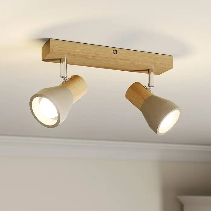 Lindby Deckenstrahler Filiz - Holz hell, E14 - Zweiflammiger Deckenstrahler mit hellem Holzstab und verstellbaren Köpfen aus Holz und grauem Beton.