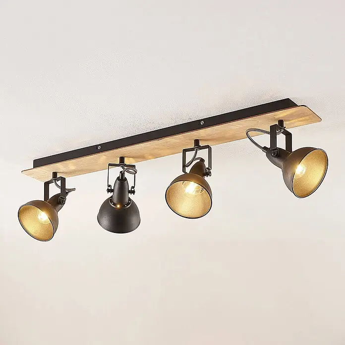 Lindby Deckenstrahler Aylis - Holz dunkel, schwarz, E14 - Vierflammiger Deckenstrahler mit verstellbaren schwarzen Metallköpfen und goldfarbenen Innenseiten, montiert auf einer Holzleiste mit schwarzem Metallrahmen.