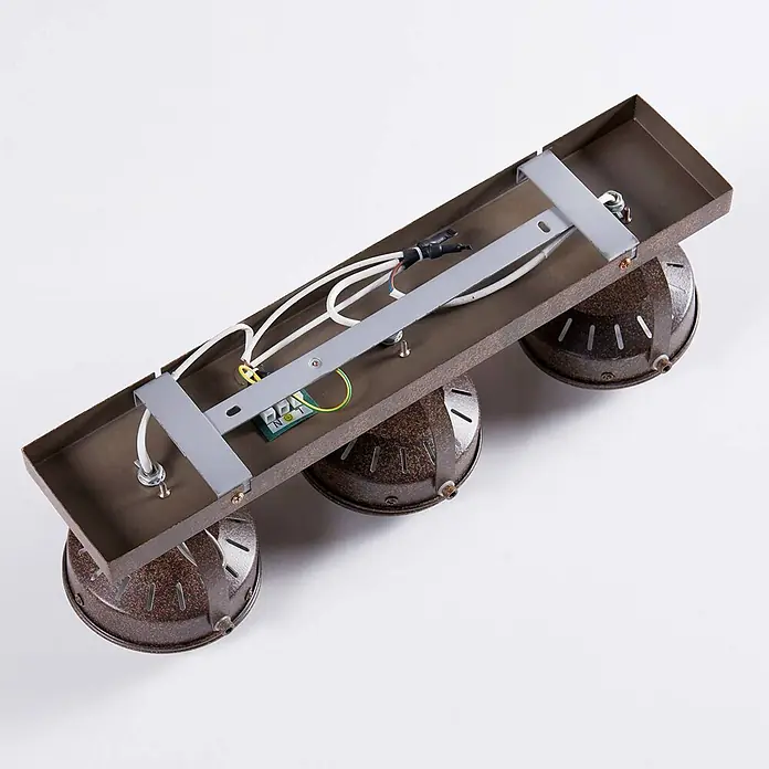 Lindby Deckenstrahler Tamin - L x B x H: 48 x 13 x 18 cm, braun / rost, braun / rost, G9 - Unterseite einer dreiflammigen Deckenleuchte aus braunem, gesprenkeltem Metall mit Verkabelung und Montagehalterung.