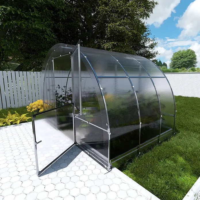 Klasika Greenhouses Gewächshaus Easy Klasika - Außenmaß inkl. Dachüberstand (B x T): 300 x 200 cm, Material Seitenwand: Kunststoff, 4 mm, Silbergrau - Ein transparentes, gewölbtes Gewächshaus mit offener Tür steht auf einer gepflasterten Terrasse im Garten.